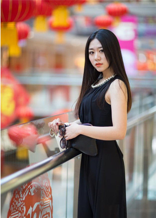 【展露】街拍：长发美女身穿袭黑裙，展露窈窕身姿，尊贵典雅