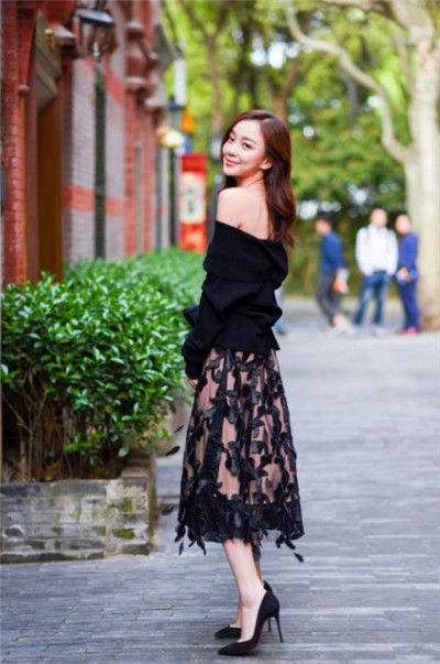  [妩媚]街拍：闭月羞花的小美女，身穿花色吊带连衣裙，显得妩媚又时尚