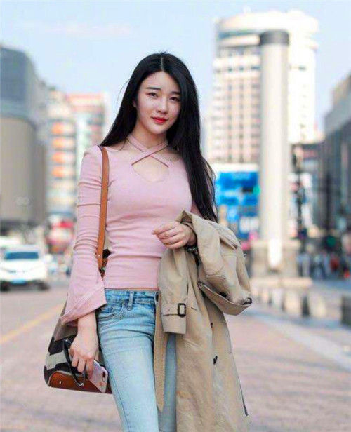  #个性#街拍：笑容甜美的小姐姐，个性上衣配牛仔紧身裤，长发披肩温婉动人