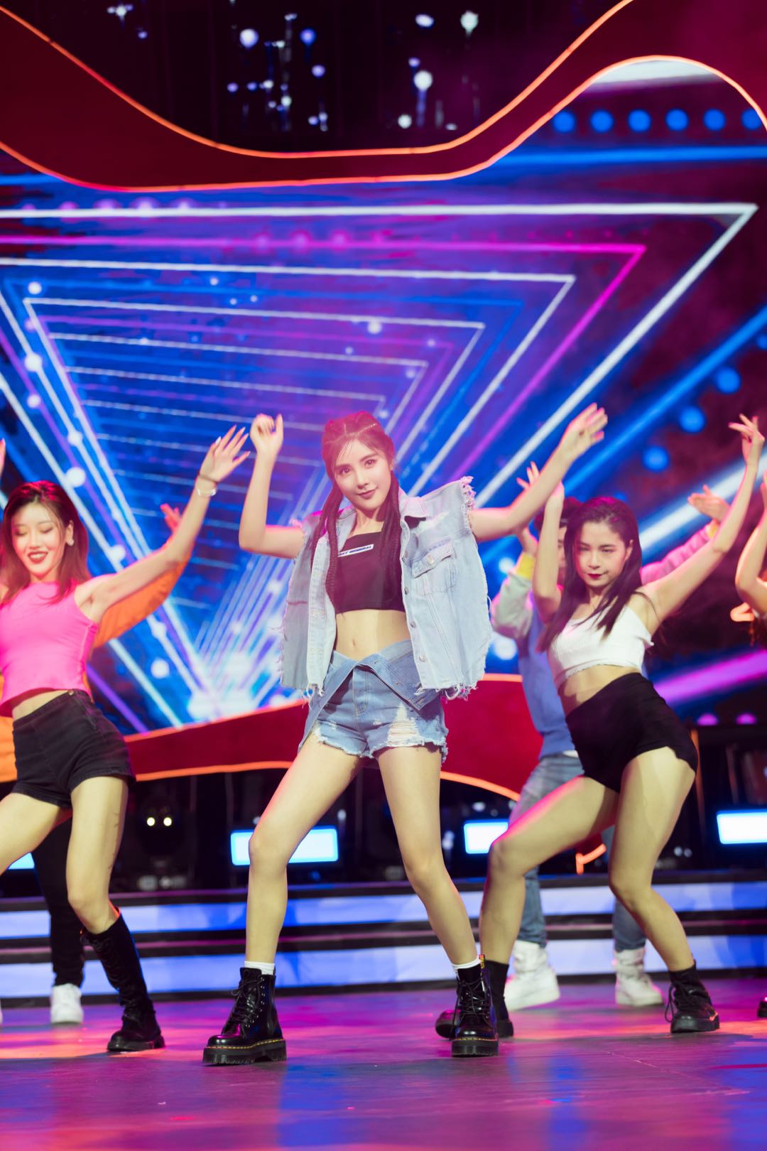 赵奕欢热舞串烧野狼disco好身材超吸睛