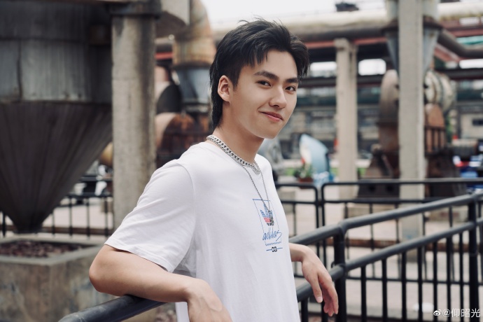 仰昭光东戴河音乐节火热开唱 说唱潮流点燃沙滩狂热气氛