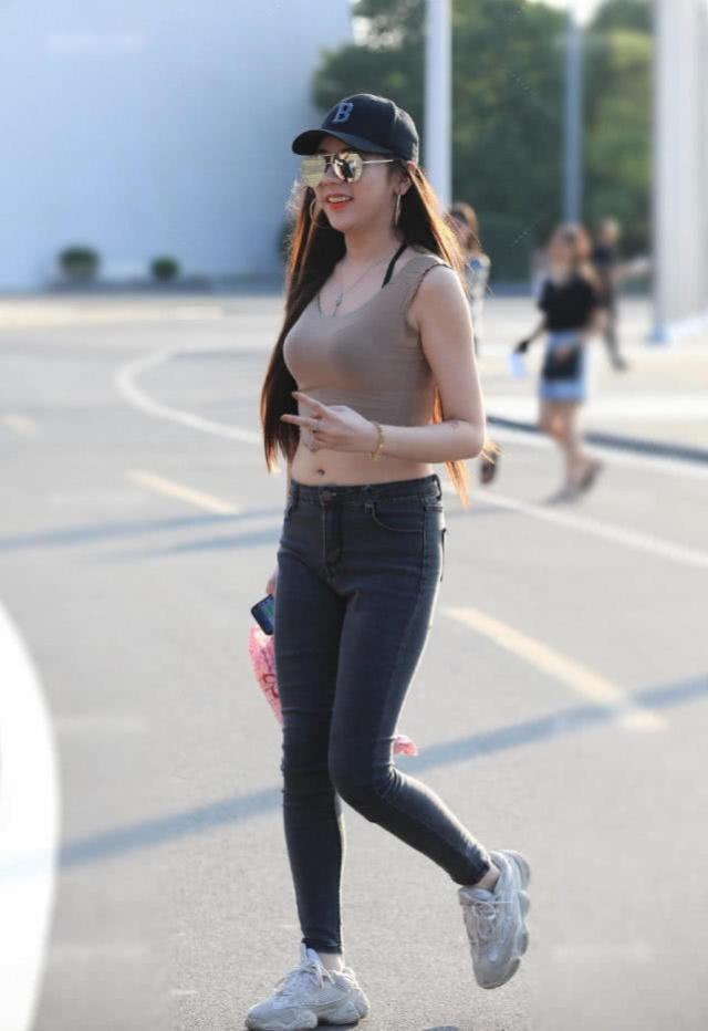  美女■街拍：美女黑白色的休闲装，低沉的滋味又不失高雅，显出更帅气有型