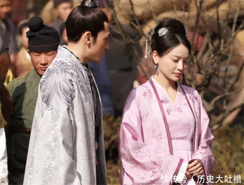 才女出上联：“野花不种年年有”，才子妙对下联，喜结良缘