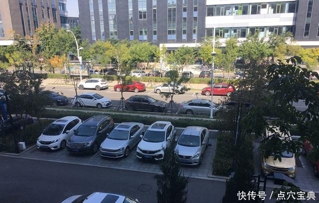 燃油車占據(jù)充電車位成常態(tài)，罰款能解決充電樁被占的問(wèn)題嗎？