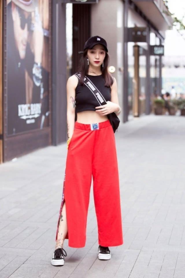  美女■街拍：美女黑白色的休闲装，低沉的滋味又不失高雅，显出更帅气有型
