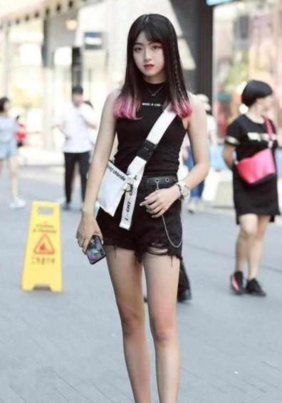  「特别」街拍：美女白色上衣搭配紧身牛仔，温婉可人，特别吸睛