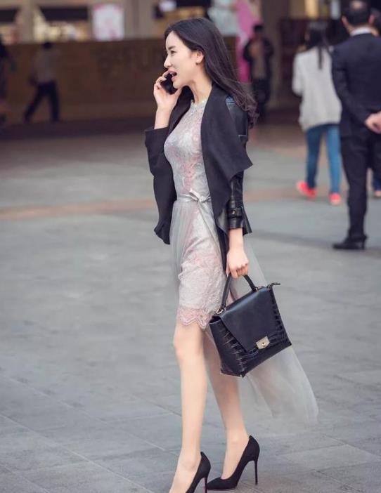  『富有』街拍：通话中的美女，个性穿搭美丽而富有气质，亲和力十足