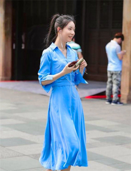  #束腰#街拍：小美女身穿束腰长裙，展现玲珑身姿，靓丽动人