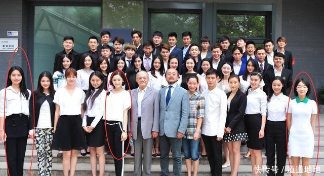 古力娜扎小时候的照片曝光,同班同学和她完全不是一个等级!