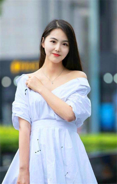 『美女』街拍:美女穿露肩连衣短裙,展现出一种别致的美,温柔中不失大气