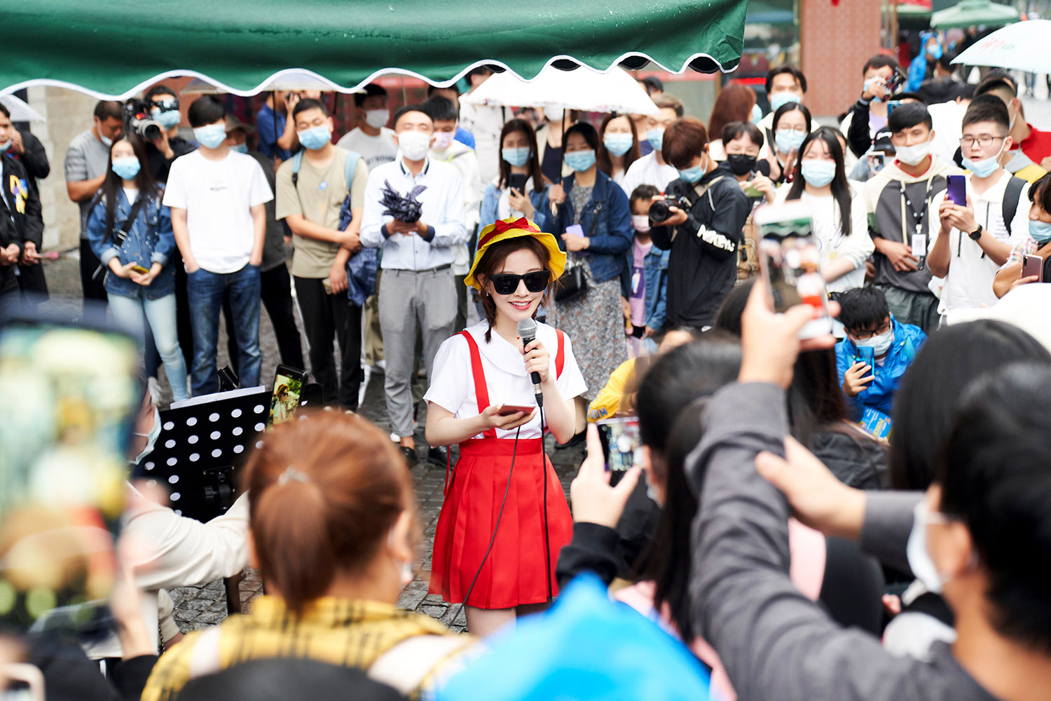冯提莫《街头音浪》歌声引围观 人美歌甜互动有梗