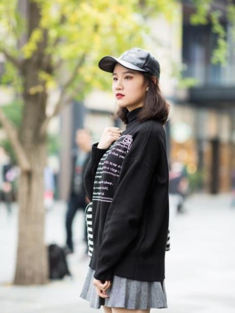 #清新#街拍:美女身穿优雅的衬衫搭短裙,脚踩靓丽高跟鞋,优雅又清新