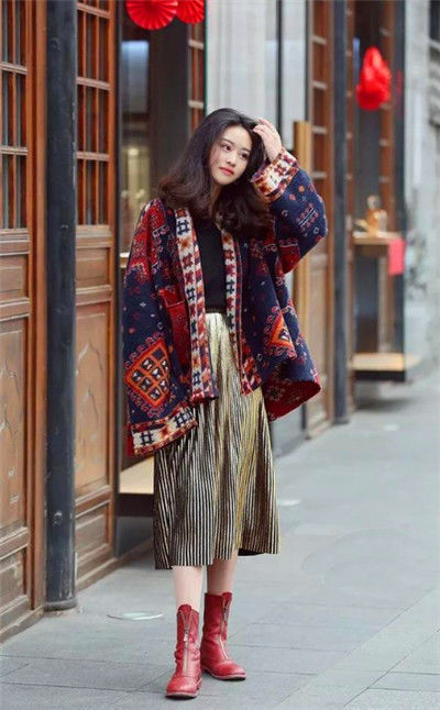 气质■街拍:时髦洋气的美女,白色的穿搭很显高雅气质,瞬间提升你的柔美气质