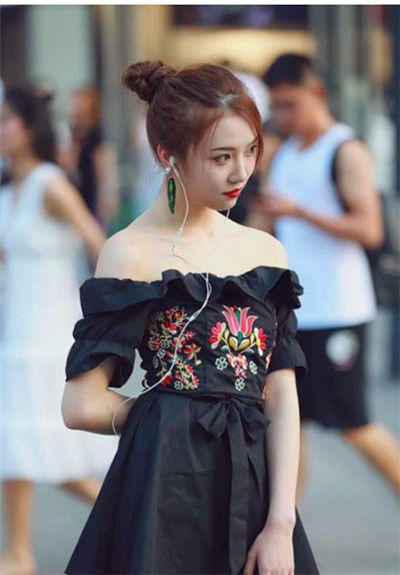  『风姿绰约』街拍：风姿绰约的白色装美女，身材高挑轮廓好，彰显十足女性魅力