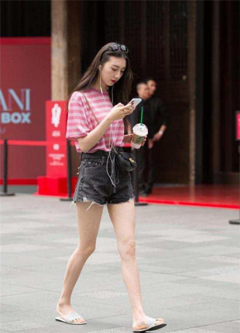  清纯■白色吊带+黑色高腰短裤，笑起来清纯可人