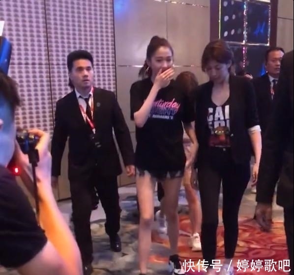 关晓彤身材到底有多扛?看她穿5cm短裤的样子,网友:这腿真是毒啊插图(4) 关晓彤身材到底有多扛?看她穿5cm短裤的样子,网友:这腿真是毒啊插图(4)