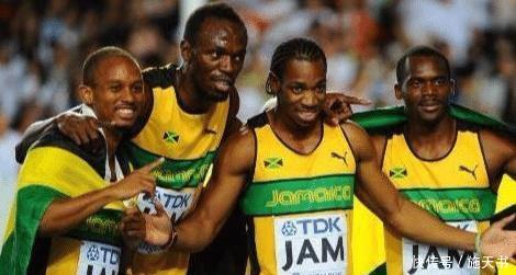 在运动场上的他