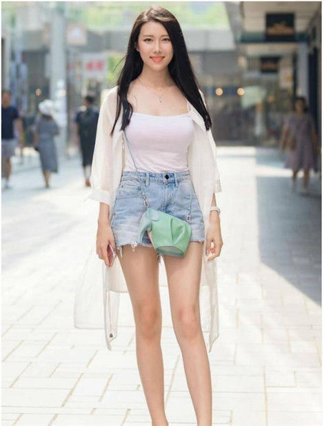  「气质」街拍：温柔之至的美女，身穿双层连衣裙，气质温婉动人