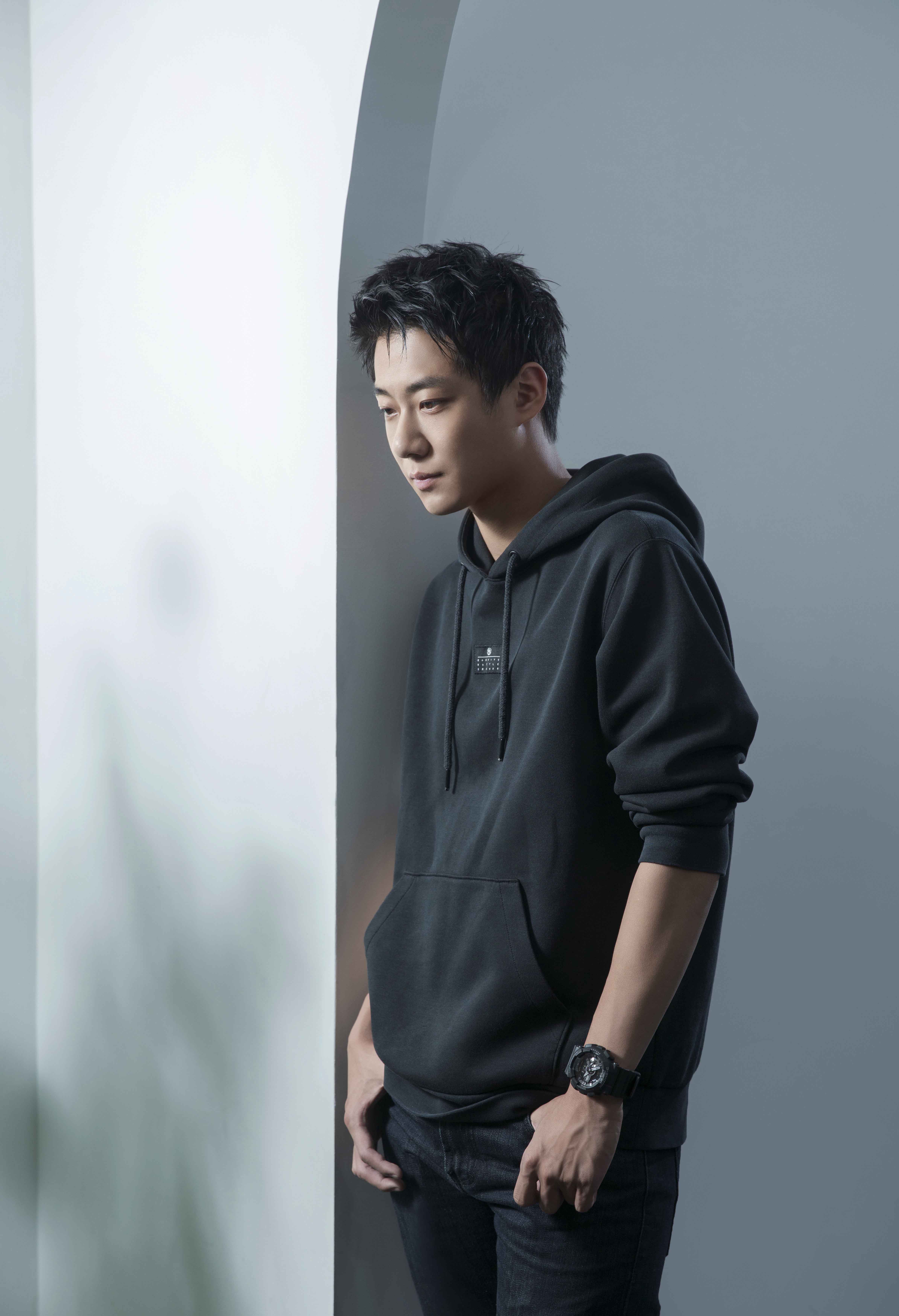 他就是高至霆,是《致我们单纯的小美好》里很有人气的吴柏松,也是动作