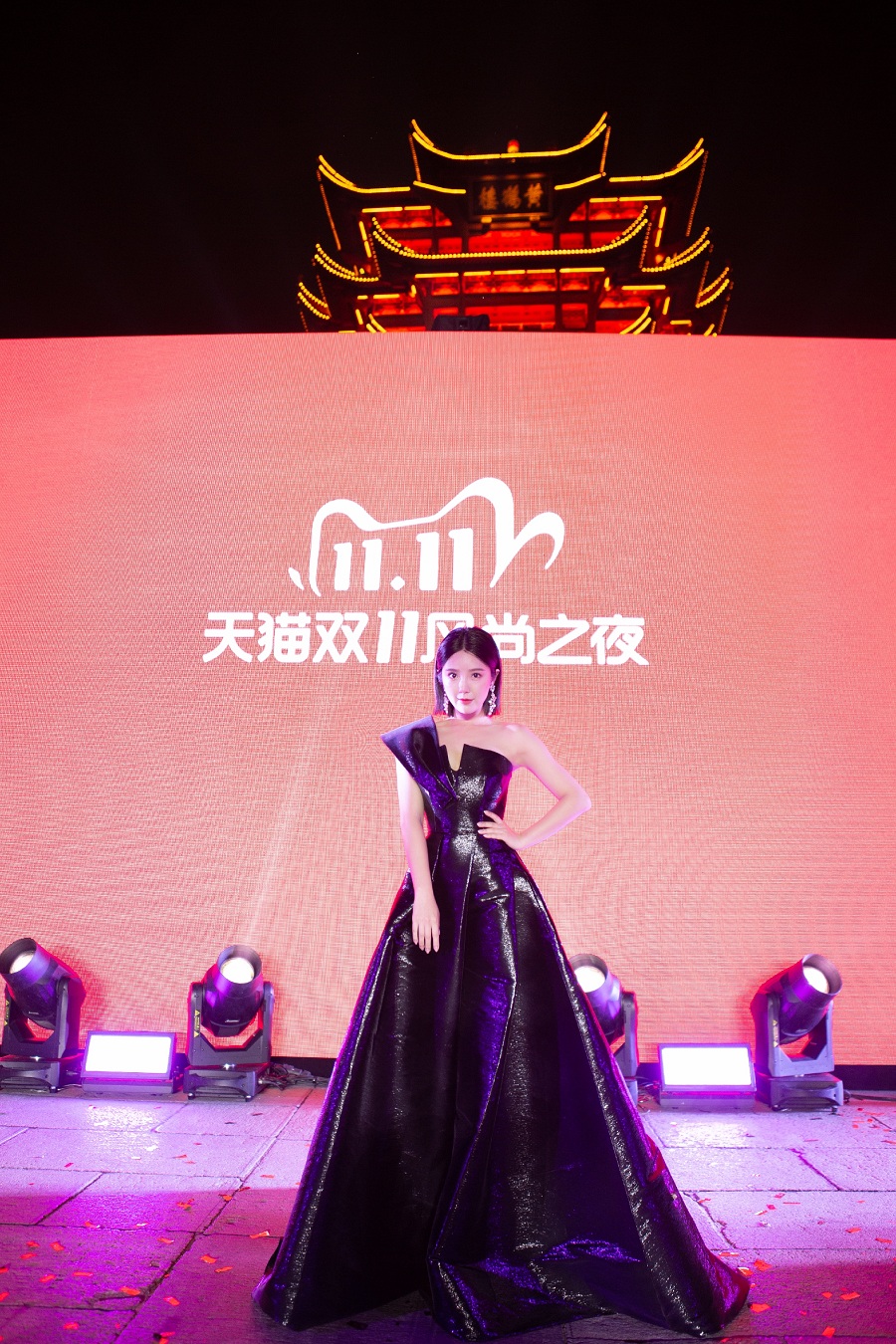 风尚之夜落幕 赵奕欢黑天鹅造型惊艳