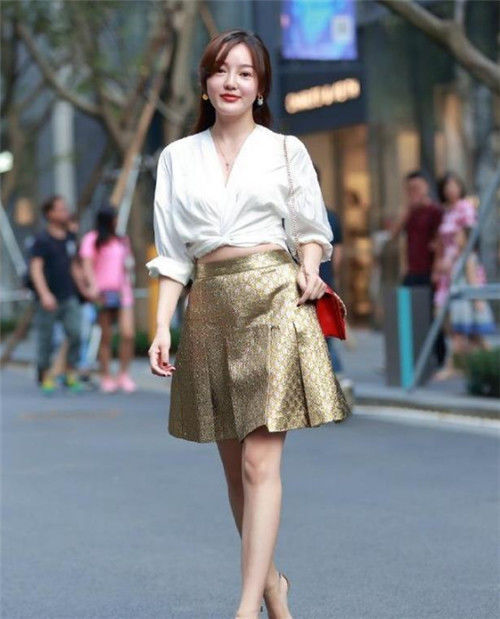 『 美女』秀出高挑的身材，展现骨感美，街拍：美女白色T恤配白色紧身裤