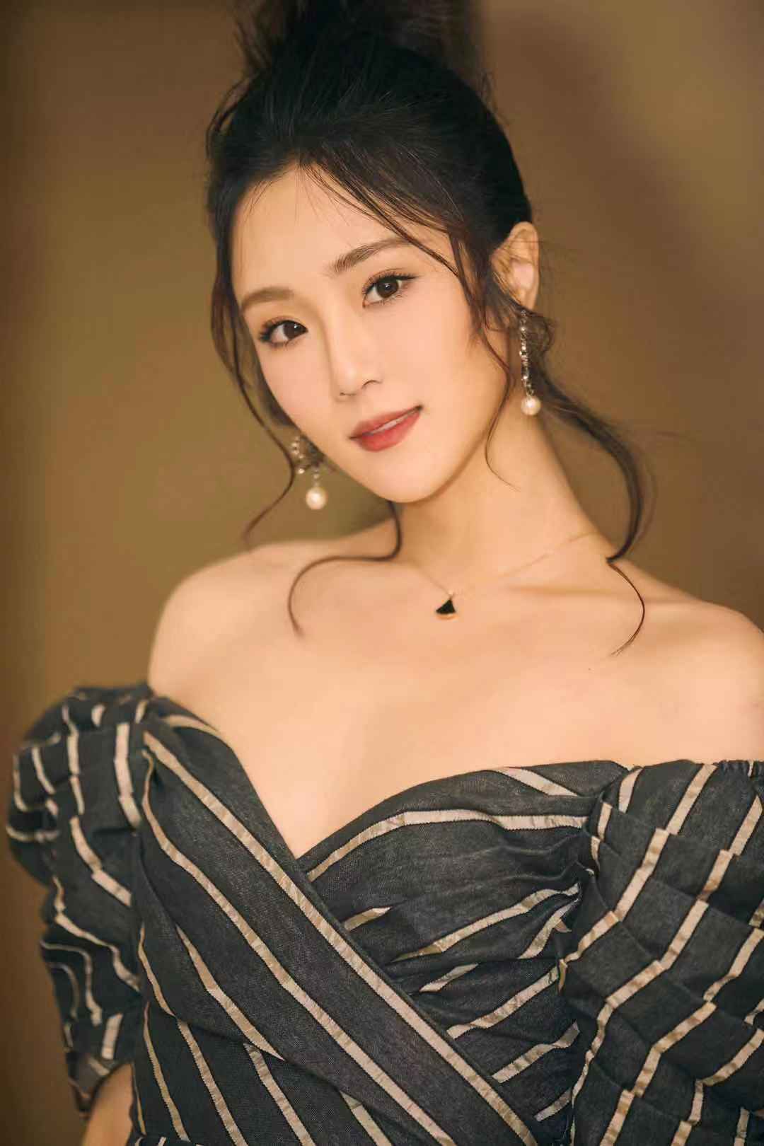 张可盈获2019"星锐榜"未来之星奖 《老酒馆》"活兽