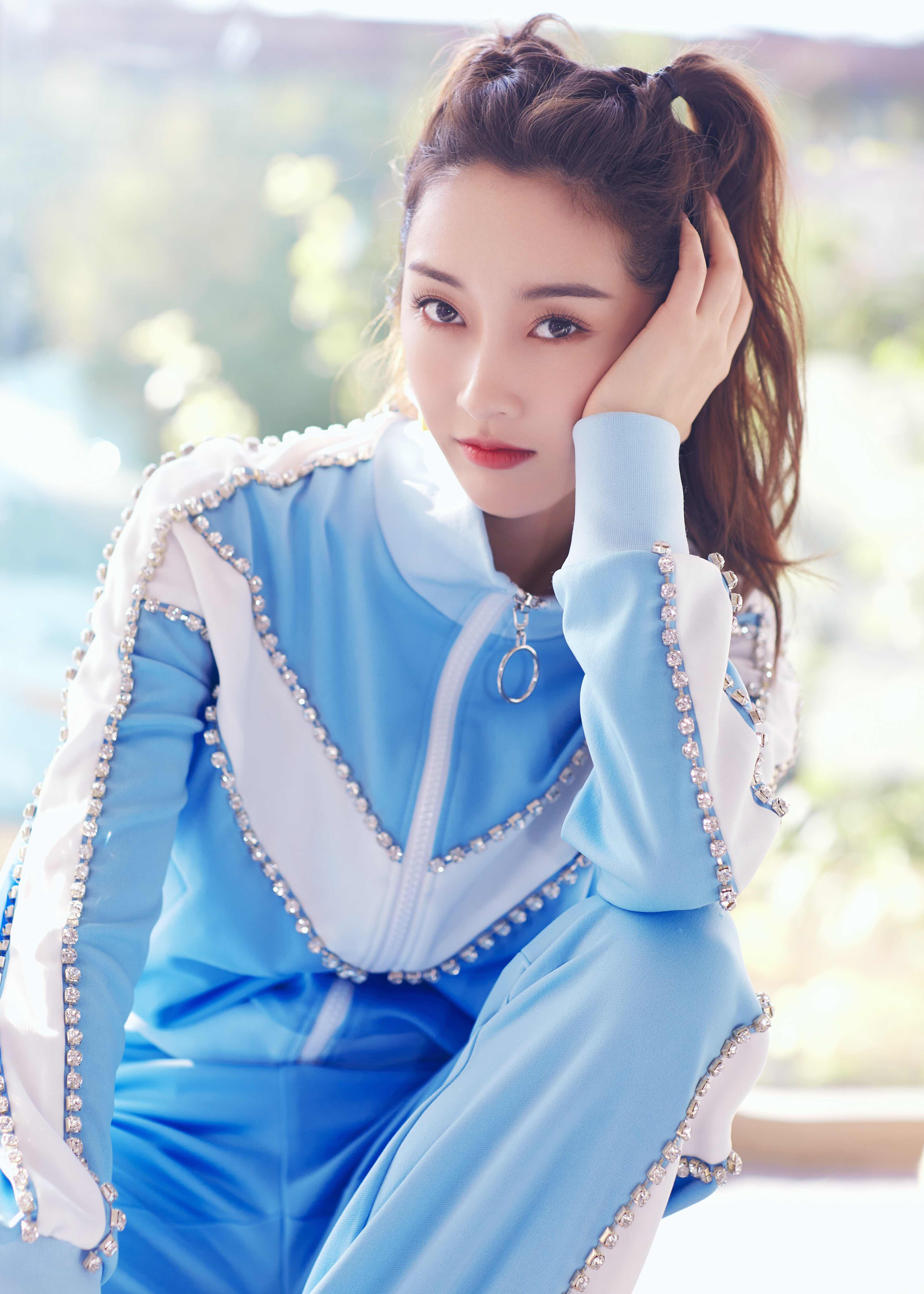 点击get美颜新壁纸！宣璐元气双马尾出镜玩转校园运动风