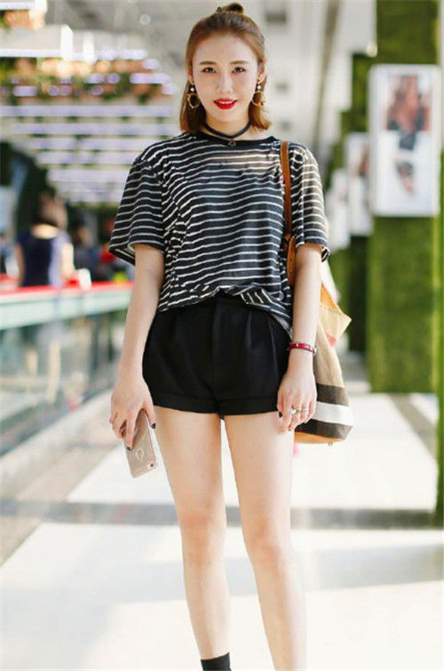  【短发】街拍：短发美女穿短裙配细高跟，腰细腿长，身材曼妙