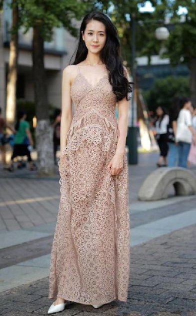  「身穿」街拍：长发披肩的小美女，身穿镂空长裙，温婉可人