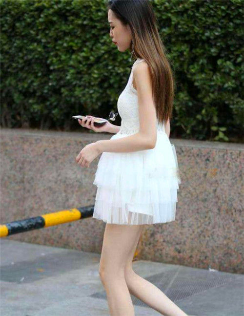  【短发】街拍：短发美女穿短裙配细高跟，腰细腿长，身材曼妙