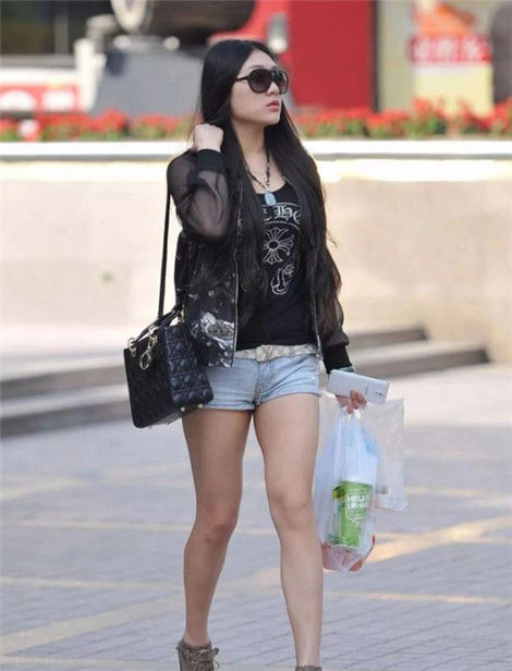  『显出』街拍：高颜值的美女，靓丽的修身裙子，显出优雅身材