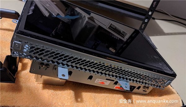 图:经过破坏的特斯拉媒体控制单元部件
