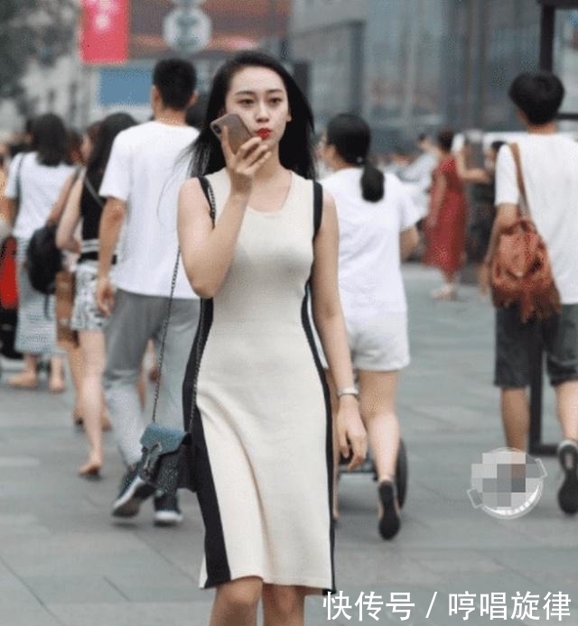 街拍:一条简单的连衣裙,都能穿出属于自己的独特气质!插图(2) 街拍:一条简单的连衣裙,都能穿出属于自己的独特气质!插图(2)