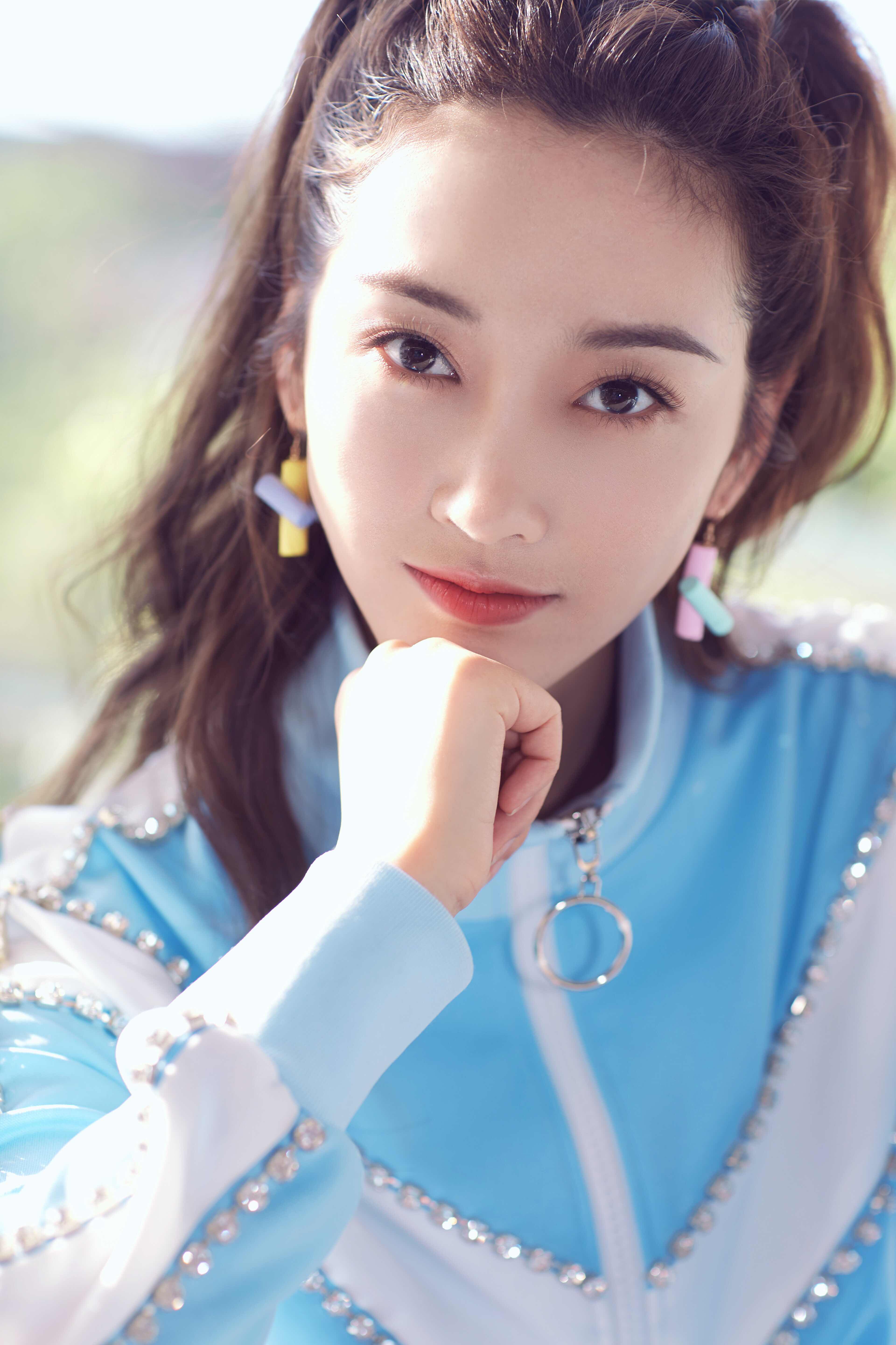 点击get美颜新壁纸！宣璐元气双马尾出镜玩转校园运动风