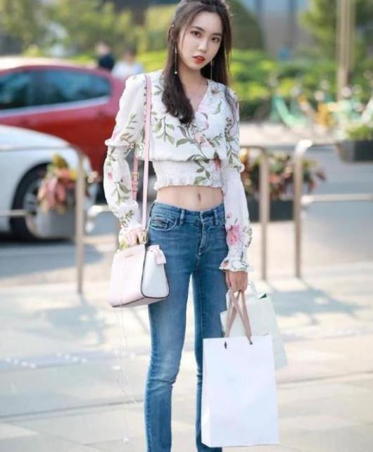 【简直】街拍:女身穿印花衬衫,下半身搭配一件修身的牛仔长裤,简直就是时尚达人本人