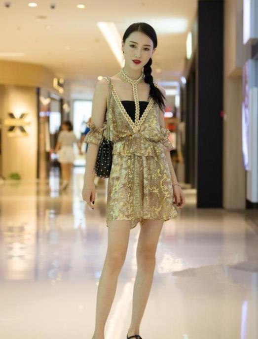 【简直】街拍:女身穿印花衬衫,下半身搭配一件修身的牛仔长裤,简直就是时尚达人本人