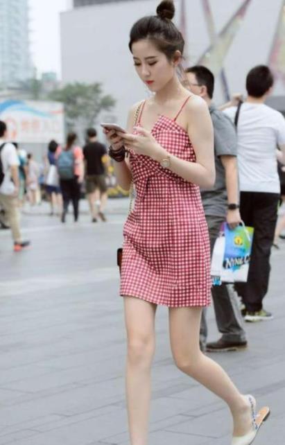  「特别」街拍：美女白色上衣搭配紧身牛仔，温婉可人，特别吸睛