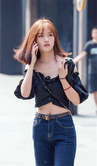  『尽显』街拍：时尚靓丽的美女，身穿印花套装，尽显曼妙好身姿