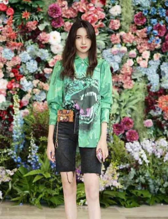  『富有』街拍：通话中的美女，个性穿搭美丽而富有气质，亲和力十足