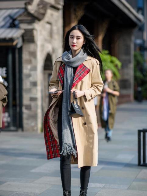  『风姿绰约』街拍：风姿绰约的白色装美女，身材高挑轮廓好，彰显十足女性魅力
