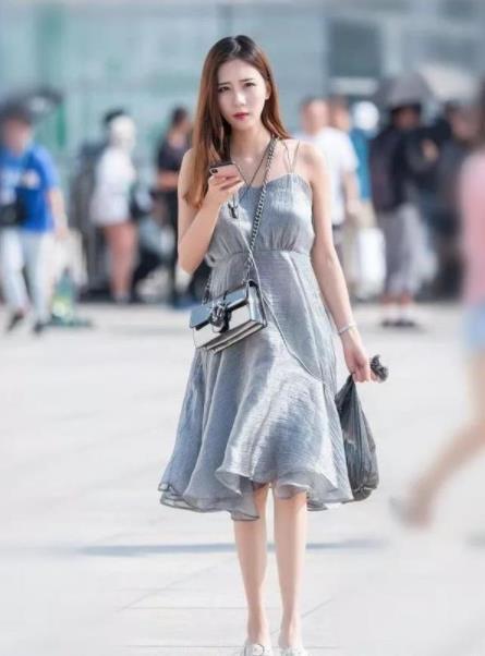  『气质』街拍：小姐姐看起来很有淑女的气质，轻盈的连衣裙看上去格外的有魅力