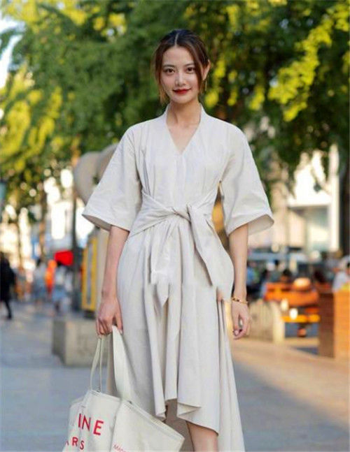【简直】街拍:女身穿印花衬衫,下半身搭配一件修身的牛仔长裤,简直就是时尚达人本人
