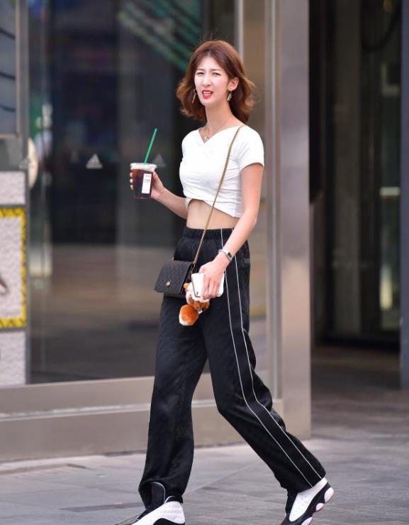  【小美女】街拍：小美女身穿一条黑色的长裤，直筒的效果，非常好看