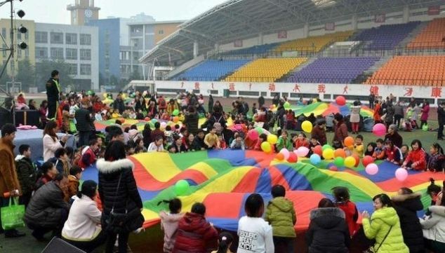 幼师让孩子自己打