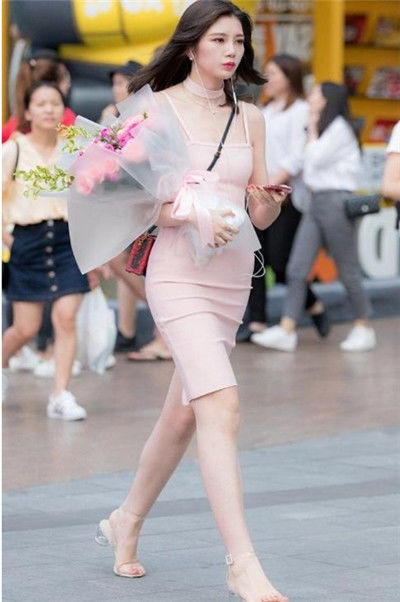  「宽松」街拍：美女身穿黑色紧身上衣搭配黑色宽松长裤，看上去气场十足