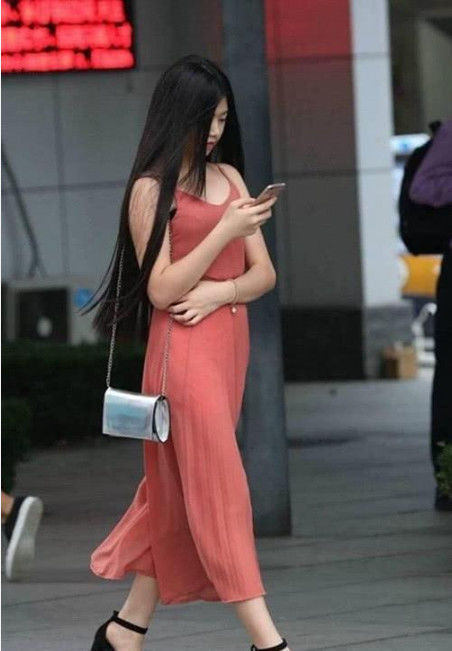  「粉色」街拍：美女身穿粉色露肩长裙，长发披肩，气质温婉动人