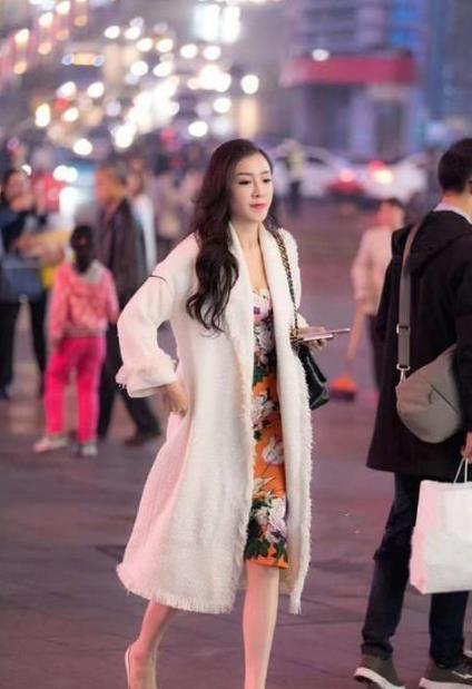 『苗条身材』街拍:身材高挑的小美女,紧身上衣+牛仔裤,凸显出苗条身材