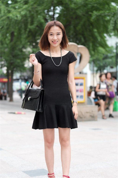 尽显■街拍:身材高挑的小美女,打扮时尚靓丽,尽显低调冷艳的美