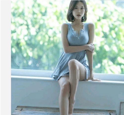 周妍希气质真的好 一身碎花连衣短裙秀出白皙修长美腿图1