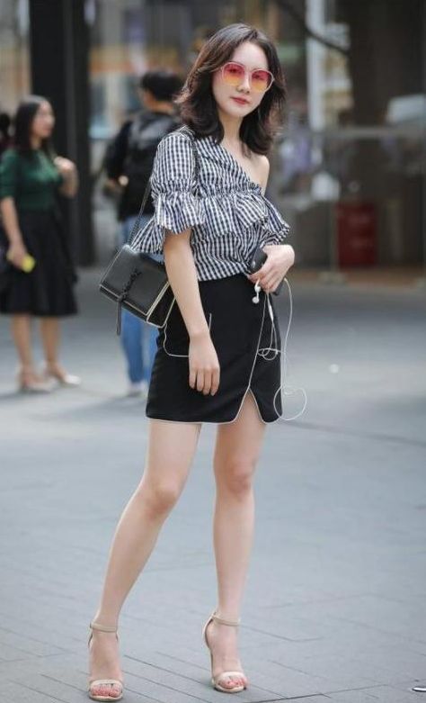  『美女』街拍：美女身材娇小玲珑，秀出白皙长腿，温婉可人